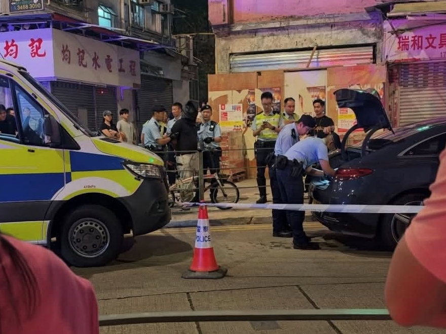 警方截獲車上人士,並在車內發現依托咪酯。FB:車Cam L(香港群組) 警方截獲車上人士,並在車內發現依托咪酯。FB:車Cam L(香港群組)