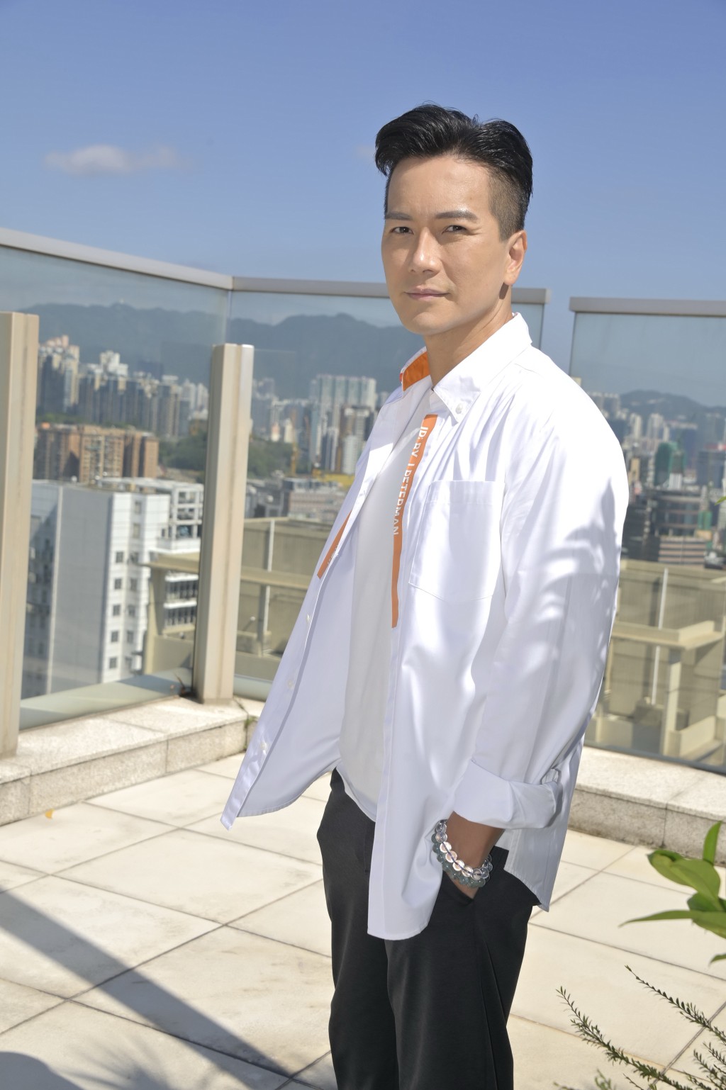 對於被指是因主持工作而耽誤了歌唱事業，Albert自言一樣喜歡做主持，希望未來可以雙線發展。