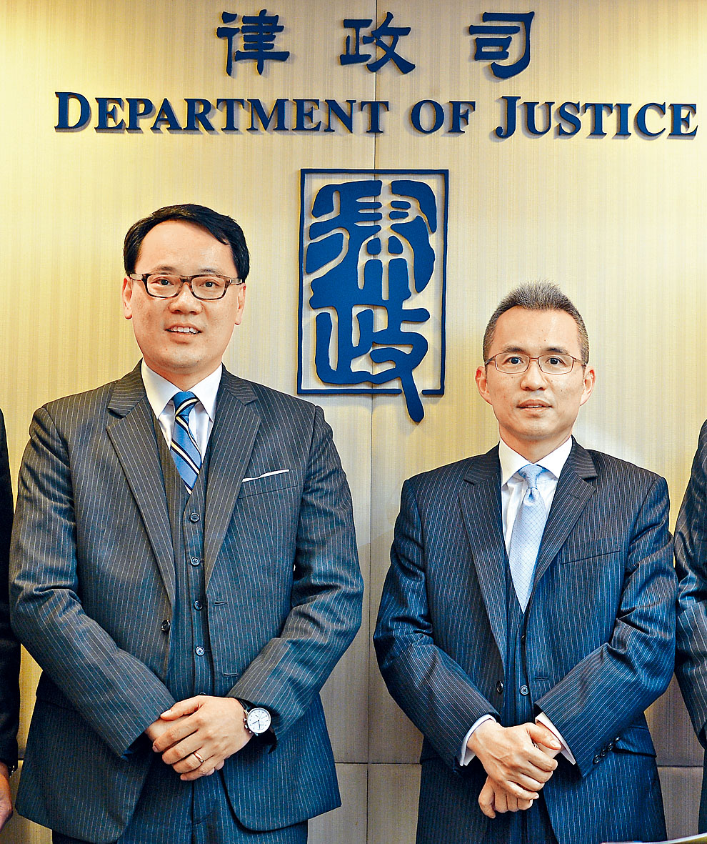 副刑事檢控專員譚耀豪（左）及刑事檢控專員梁卓然（右）。