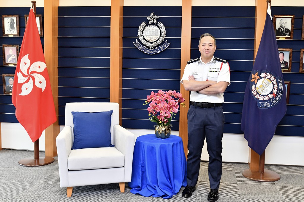 香港将于今年首度举办国际刑警组织周年大会,警务处处长周一鸣强调,香港和警队会以“超级联系人”角色,串联并深化不同地方于警务工作上的合作。 卢江球摄 香港将于今年首度举办国际刑警组织周年大会,警务处处长周一鸣强调,香港和警队会以“超级联系人”角色,串联并深化不同地方于警务工作上的合作。 卢江球摄
