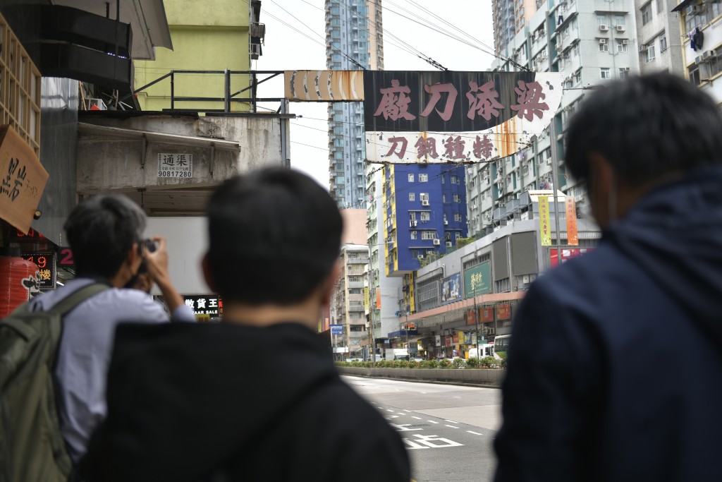 市民也拍照留下最後一刻。陳極彰攝