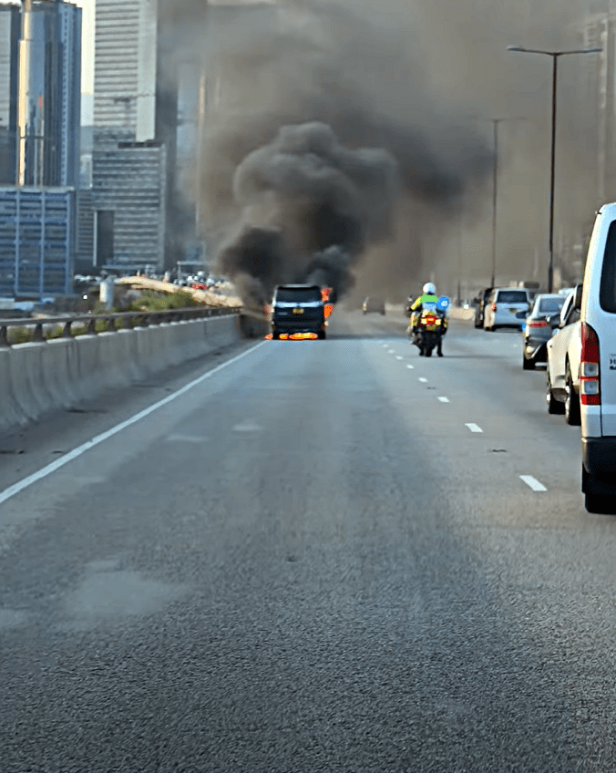 七人車火光熊熊。網圖