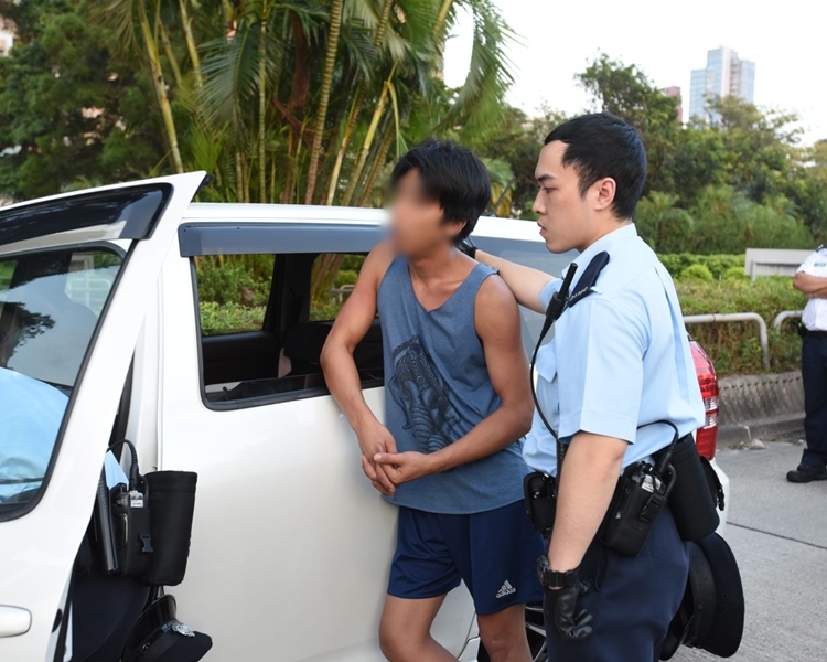 警員到場將司機叫醒，但他仍然神志不清。