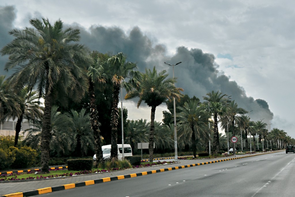科威特国际机场的燃料储存罐昨日遭无人机袭击，升起浓烟。 