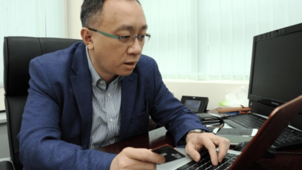 方保僑提醒，漏洞可讓黑客在未經授權下掌控伺服器，網站管理員應立即盤點系統及安裝修補程式。