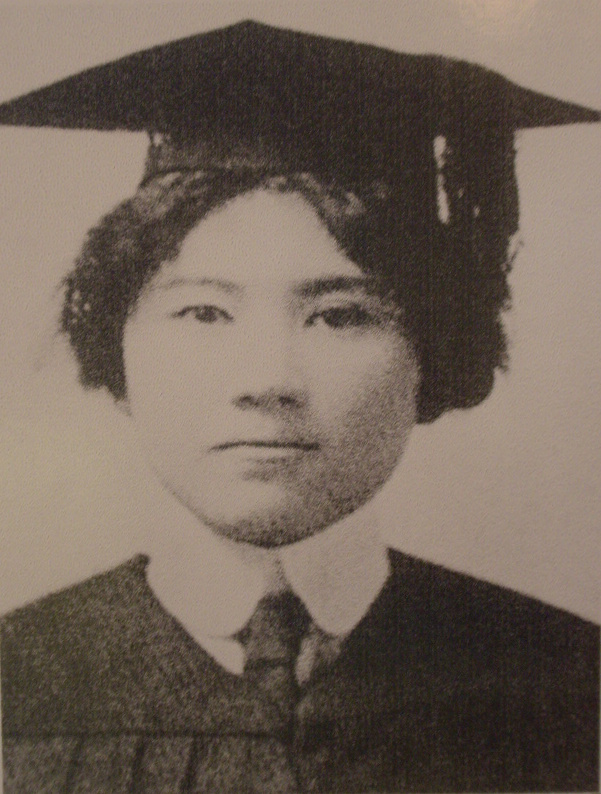 1913年,宋慶齡畢業於衛斯理安女子學院。 1913年,宋慶齡畢業於衛斯理安女子學院。