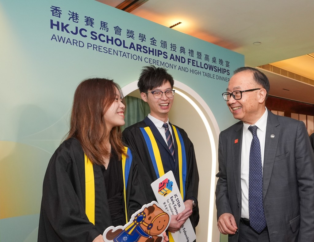 （右起）香港賽馬會主席廖長江與賽馬會新晉創科學者林睿朗博士及賽馬會學人彭穎加分享喜悅。