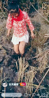 四川女子唐某因发布穿着短裙戴红领巾捕鱼视频被行拘。