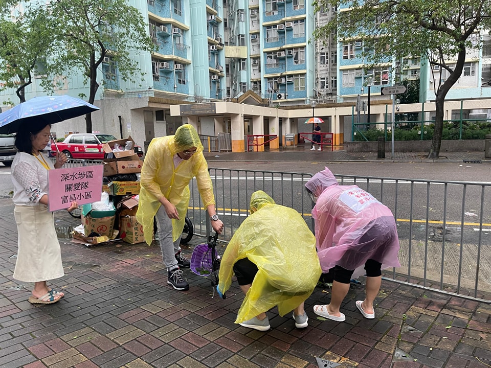 一行人清理期间，其中一名成员举起牌子方便拍摄记录。梁文广facebook图片