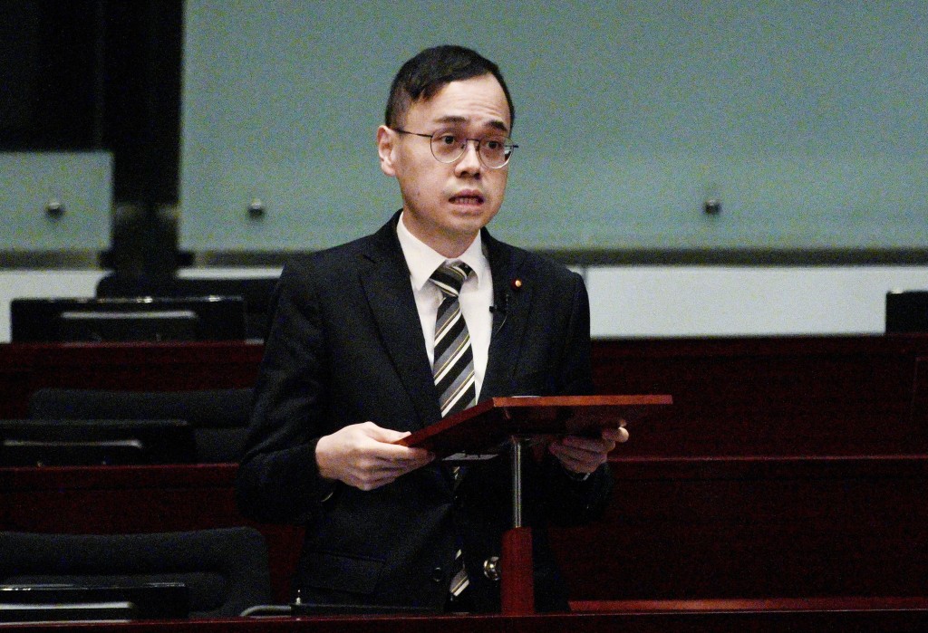 民建聯會計界黃俊碩,關注最新一次檢討強積金供款的最低及最高入息水平時,更多考慮僱主的成本問題。 民建聯會計界黃俊碩,關注最新一次檢討強積金供款的最低及最高入息水平時,更多考慮僱主的成本問題。