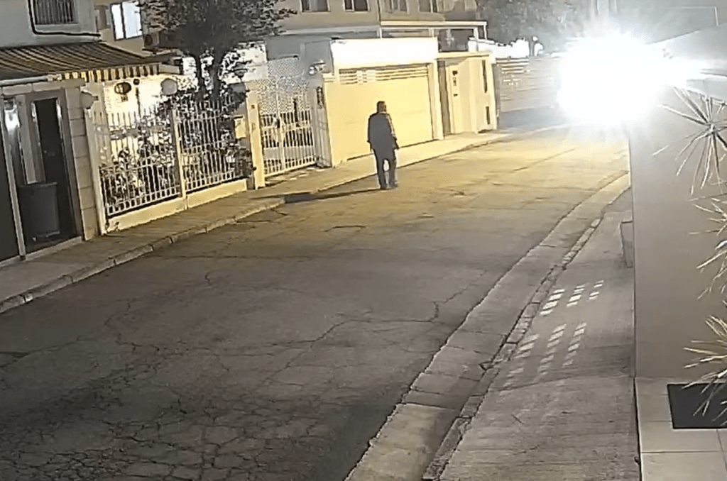 老伯押完煙後離去。fb：  錦綉住客大聯盟