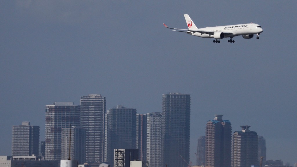 一架日航（JAL）客機準備在東京羽田機場降落。 路透社