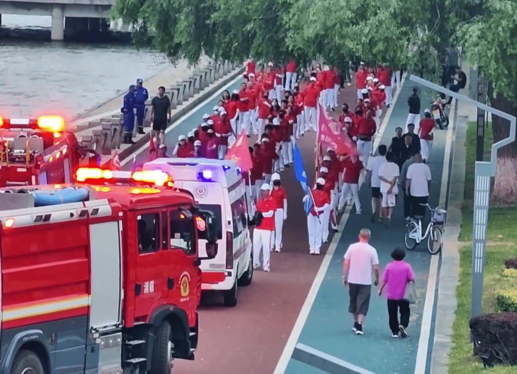 消防車及救護車被逼停,雙方僵持近2分鐘。 消防車及救護車被逼停,雙方僵持近2分鐘。