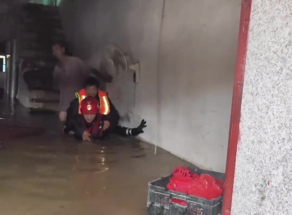 福建莆田暴雨，消防救人画面。