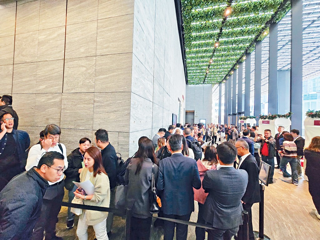 瑧爾昨日開售出現人頭湧湧情況，全數63伙即日沽清。