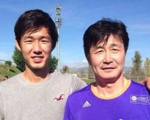 郝潤澤（左）與父親郝海東（右）合照。 網圖