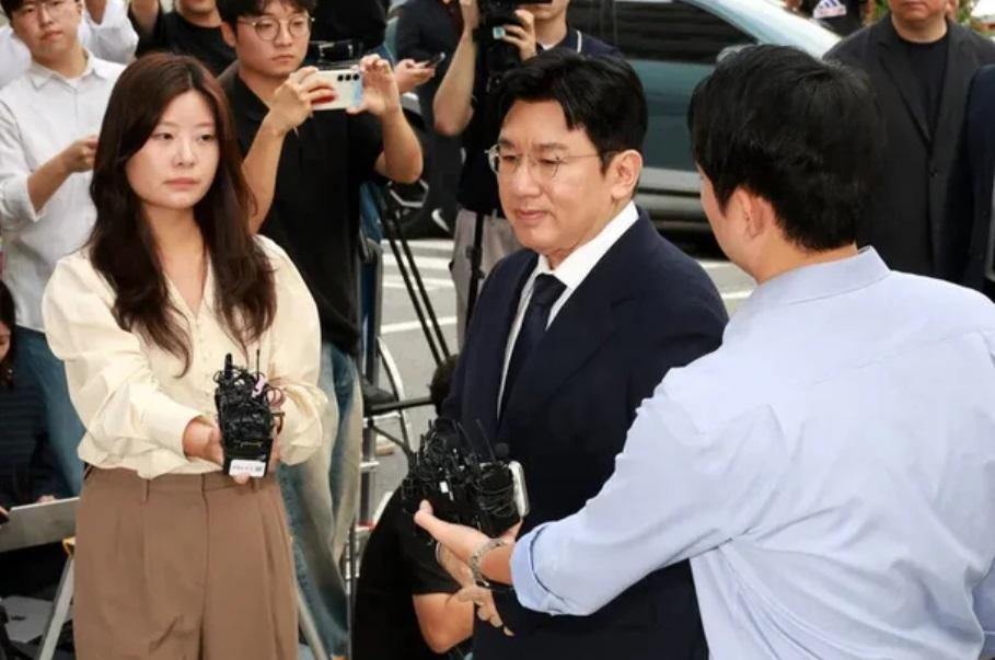 美國駐韓大使館致函韓國國家警察廳，要求警方解除HYBE董事長房時赫的出境禁令，讓他隨BTS赴美。