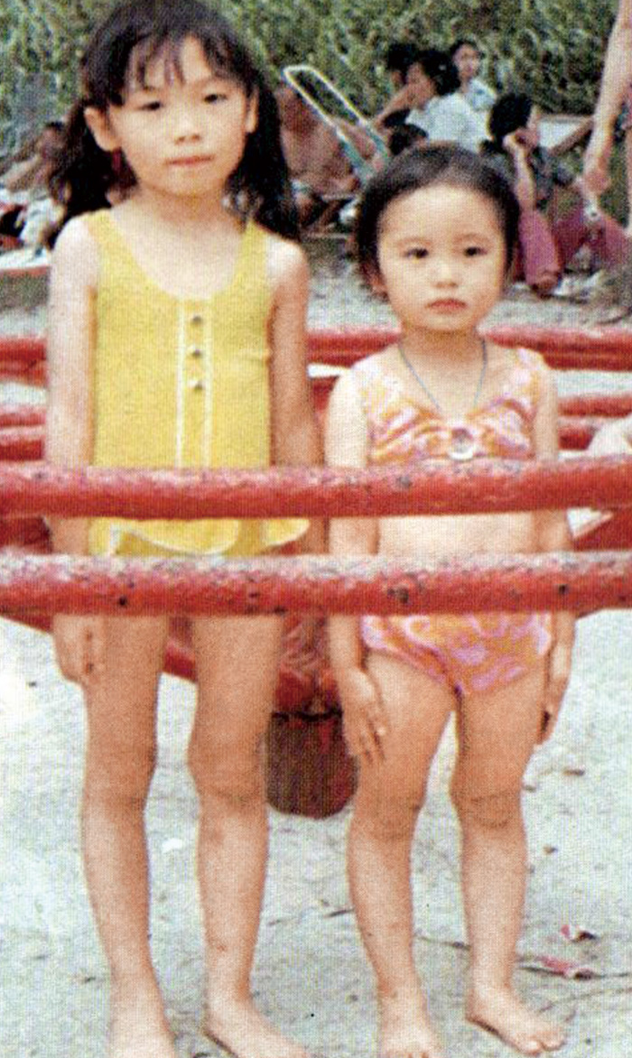 细细粒的郭可盈，穿上两件头泳衣，与姊姊一起去沙滩玩。