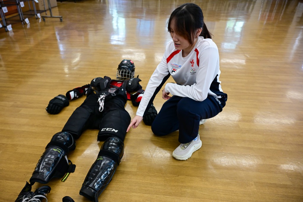 咏禧指全套冰球装备价值近万元，加上需要定时更换因此也希望可以获政府资助。魏国谦摄