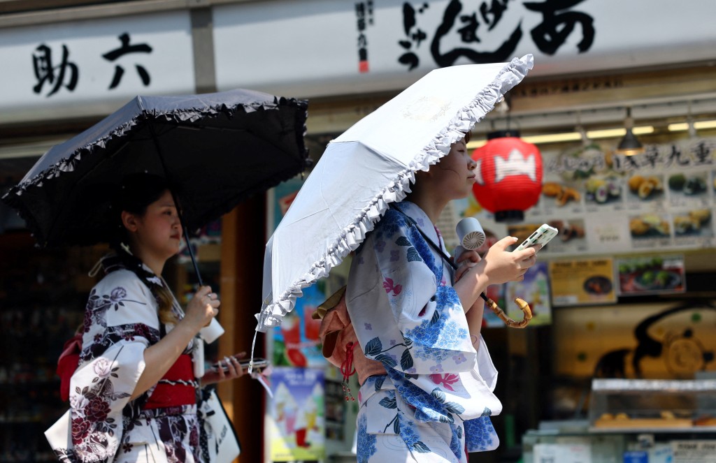 當局呼籲民眾及旅客減少正午時段戶外活動，適時補充水分及鹽分。路透社