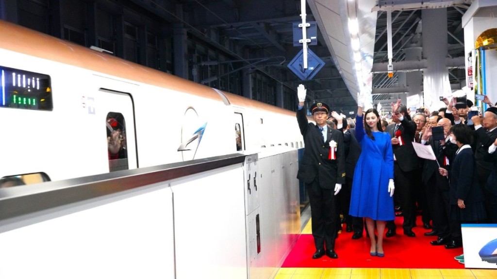 北陆新干线延长段通车，首班由敦贺的列车开出。（JR西日本铁道悠游facebook）