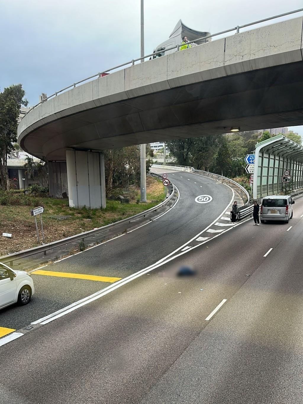 有警員在上方天橋調查。FB:Akin Siu@屯門公路塞車關注組 有警員在上方天橋調查。FB:Akin Siu@屯門公路塞車關注組