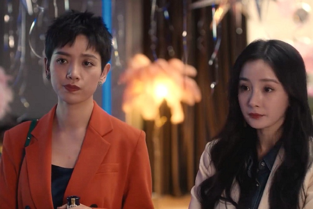 前夫現任女友李曉峰在劇集《愛的二八定律》飾演楊冪閨密。