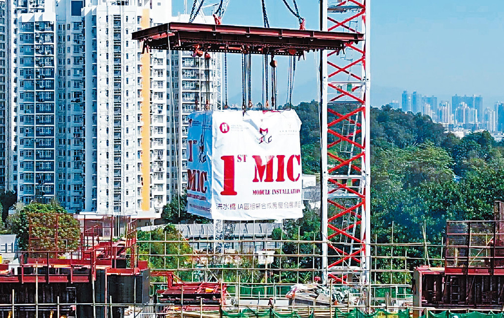 ■房協首個利用混凝土MiC興建的資助出售項目－洪水橋/厦村新發展區專用安置屋邨第一期甲，首個組裝合成組件於2022年12月順利吊裝。
