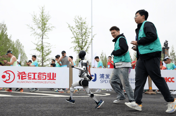 全球首個人形機械人半馬北京亦莊開跑。 IT之家 全球首個人形機械人半馬北京亦莊開跑。 IT之家