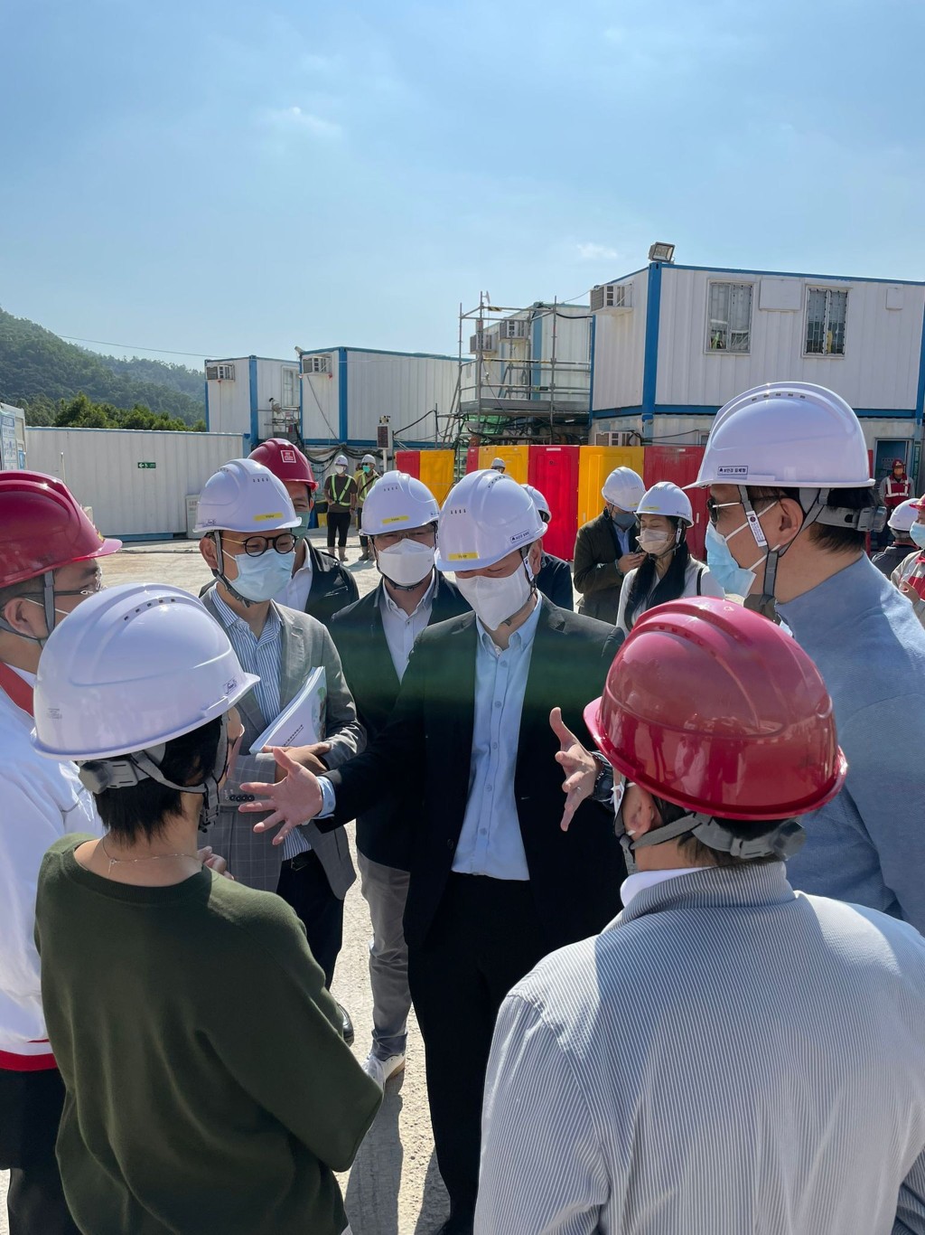 民建聯工商專業委員會昨日參觀將軍澳中醫院智慧工地。 民建聯工商專業委員會昨日參觀將軍澳中醫院智慧工地。