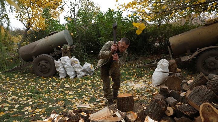 烏克蘭戰事持續，烏軍士兵在頓涅茨克前線加緊整備。路透社資料圖片