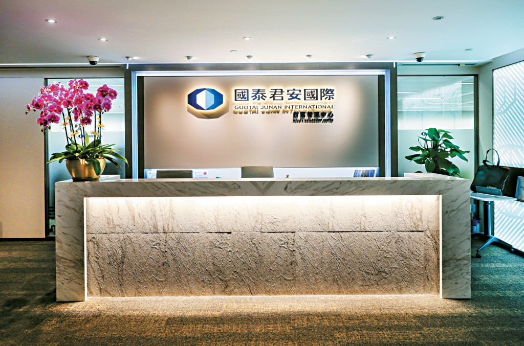 廉署與證監會採取行動打擊內幕交易，一名非董事會成員的僱員被拘留調查。