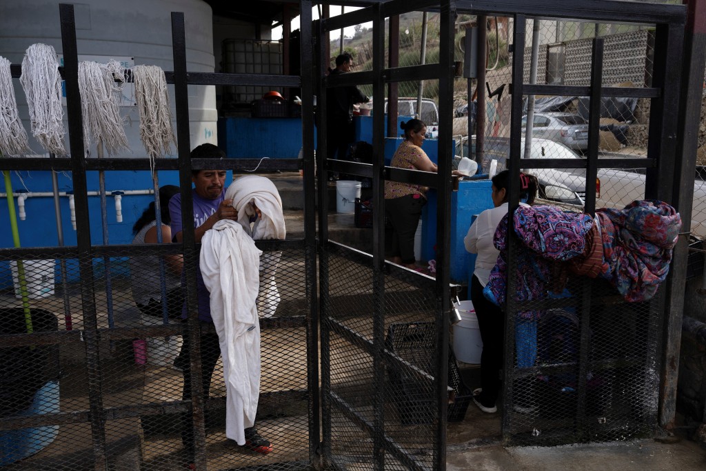 墨西哥移民在收容所等待入境美國。路透社