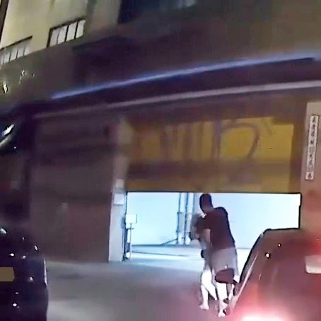 躁男接著按手機自言自言「邊X個呀依家 ?」,最後當眾大喊「全部攞刀過嚟,全 部攞刀,全部攞刀」,短片就此結束。fb「車cam L(香港群組)」截圖 躁男接著按手機自言自言「邊X個呀依家 ?」,最後當眾大喊「全部攞刀過嚟,全 部攞刀,全部攞刀」,短片就此結束。fb「車cam L(香港群組)」截圖