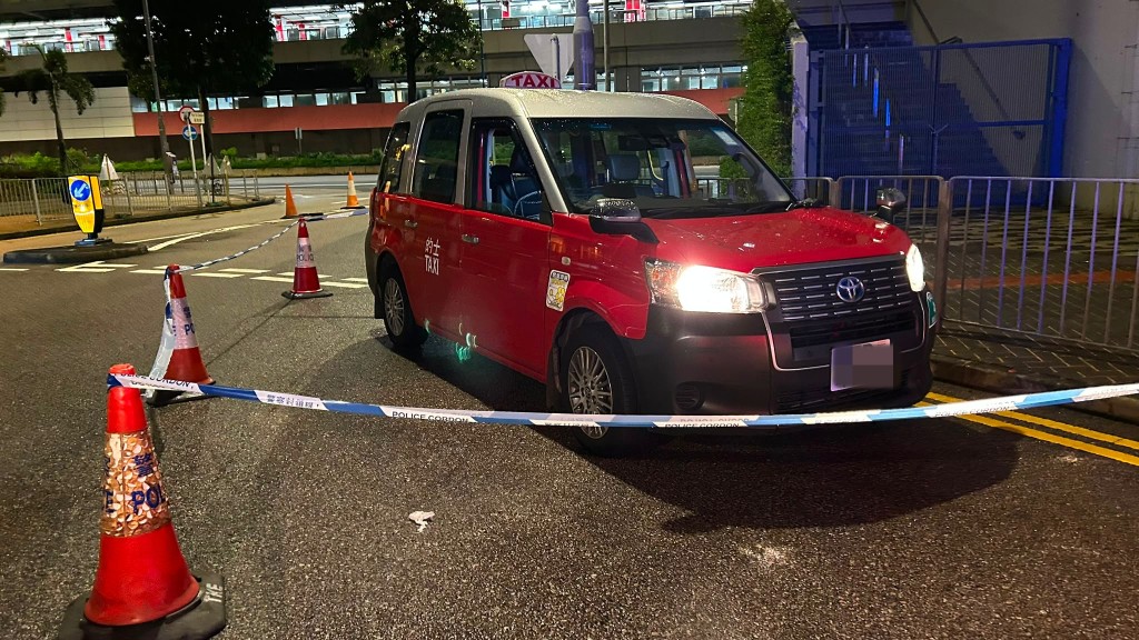 的士遇路障急切雙白線逃去，警方於福陶街將車截停。蔡楚輝攝