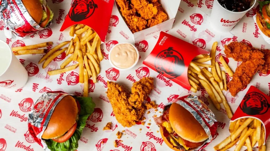 Wendy’s以新鮮牛肉製成的「方形漢堡」打響名堂。餐廳同時提供炸雞、薯條、辣肉醬飯（Chili）、焗薯，以及招牌雪糕奶昔「Frosty」。