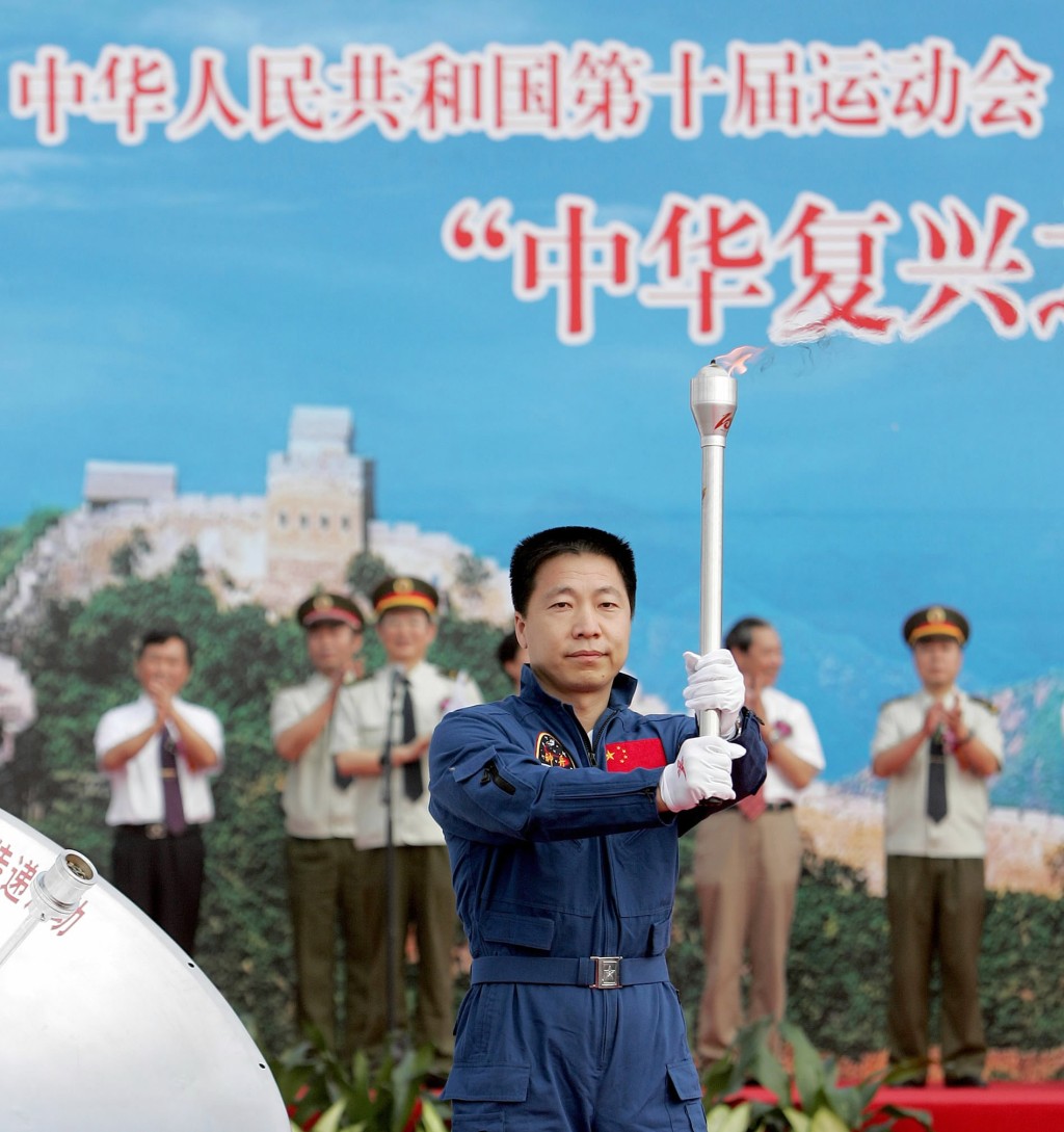 2003年10月15日，中国首位太空人杨利伟乘神舟五号飞船进入太空。新华社