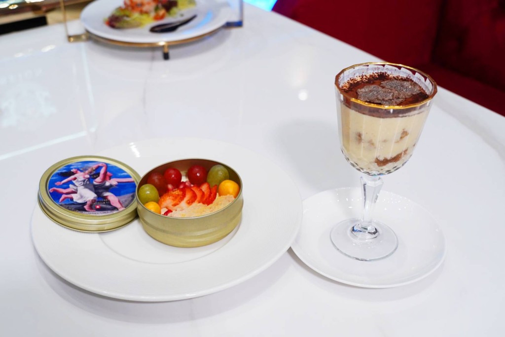 雪燕奶凍(左)、松露提拉米蘇(右),前者味清新,後者濃香。 雪燕奶凍(左)、松露提拉米蘇(右),前者味清新,後者濃香。