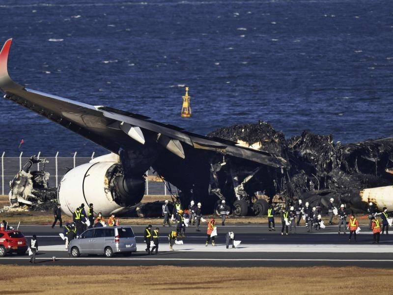 羽田機場控制塔人員承認，未有及時發現海保的飛機闖入降落跑道。美聯社