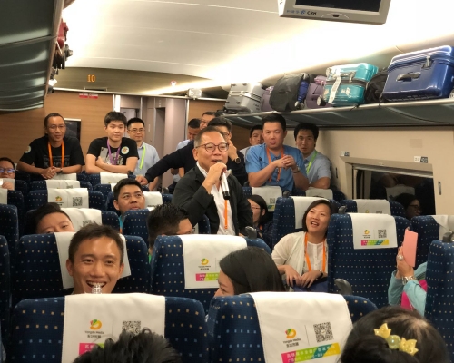 張明敏在高鐵高歌「我的中國心」。本報記者攝
