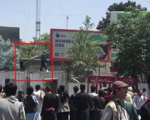 塔利班武裝分子站在牆上掃射。網絡圖片