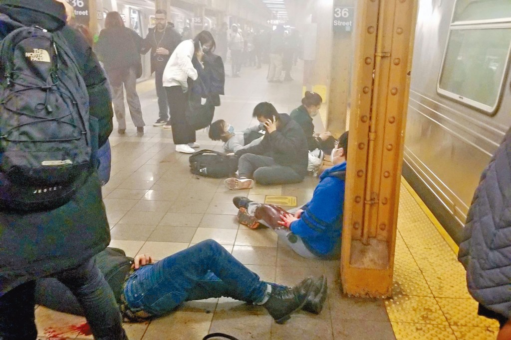 紐約地鐵站遇襲後,多名傷者躺在地上。