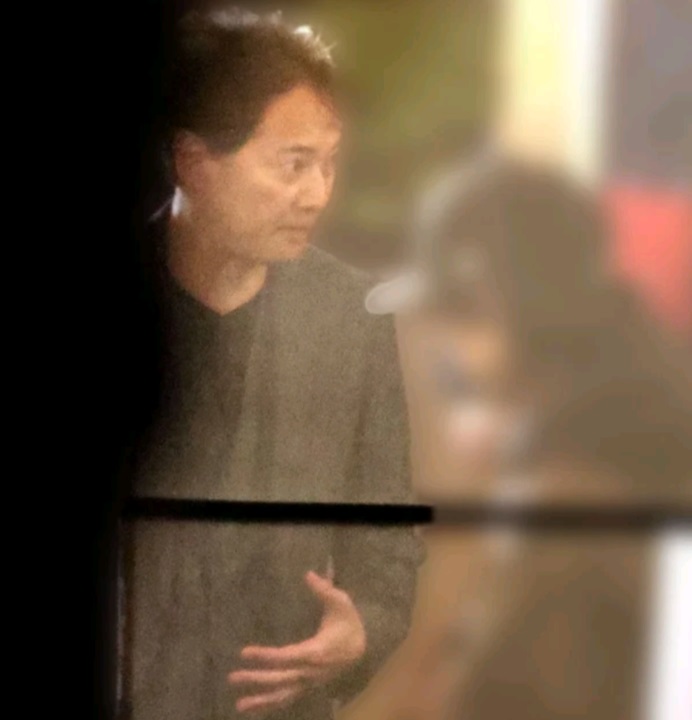 中居引退後仍是狗仔隊追蹤對象,早前就被拍到他外出時的憔悴模樣。 中居引退後仍是狗仔隊追蹤對象,早前就被拍到他外出時的憔悴模樣。