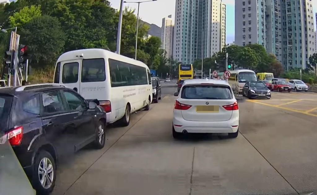 穿梭小巴與尾隨私家車相撞。fb車cam L（香港群組）影片截圖