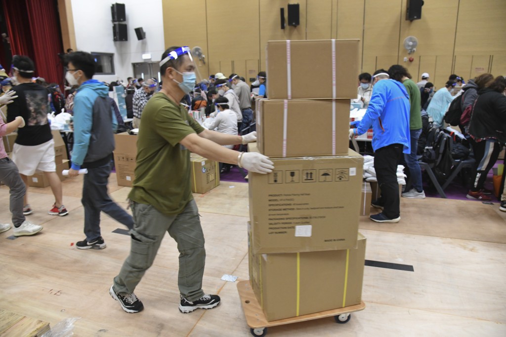 截至昨日，居家支援物資派遞服務已向約21萬個住戶派遞接近59萬個物資包。資料圖片