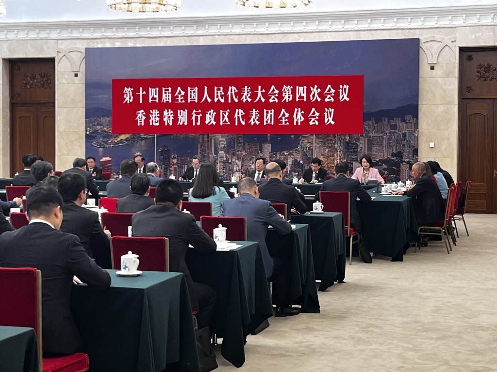 港區人大代表在大會堂召開全體會議。