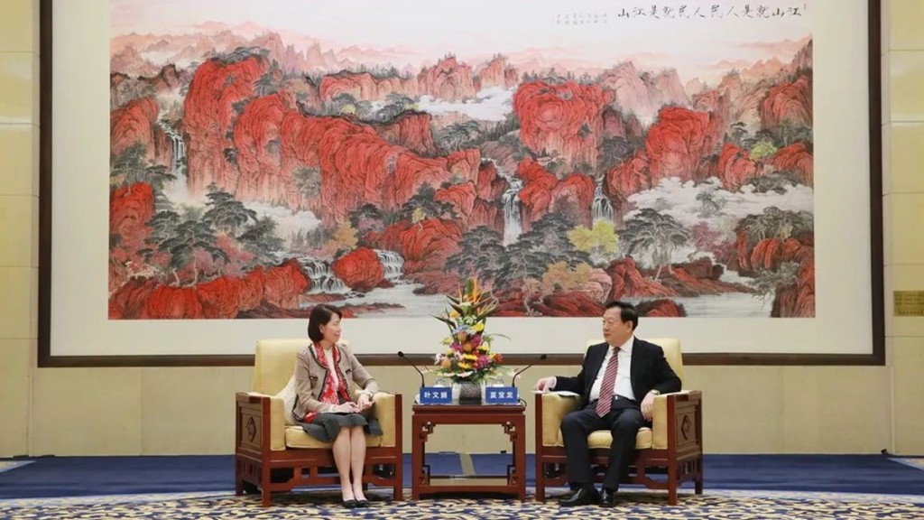 夏寶龍會見特首辦主任葉文娟率領的上京副局及政助研修團一行。國務院港澳辦網站圖片