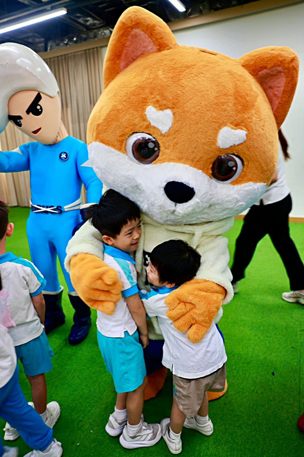 禁毒大使去幼稚園同小朋友上「聽我講一齊企硬BB班」!FB:保安局 禁毒大使去幼稚園同小朋友上「聽我講一齊企硬BB班」!FB:保安局