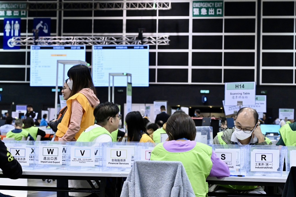 工作人員通宵進行點票。劉駿軒攝 工作人員通宵進行點票。劉駿軒攝