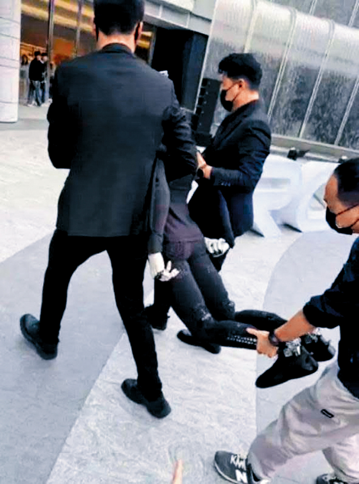 小鵬人形機器人摔倒，被工作人員抬離現場。